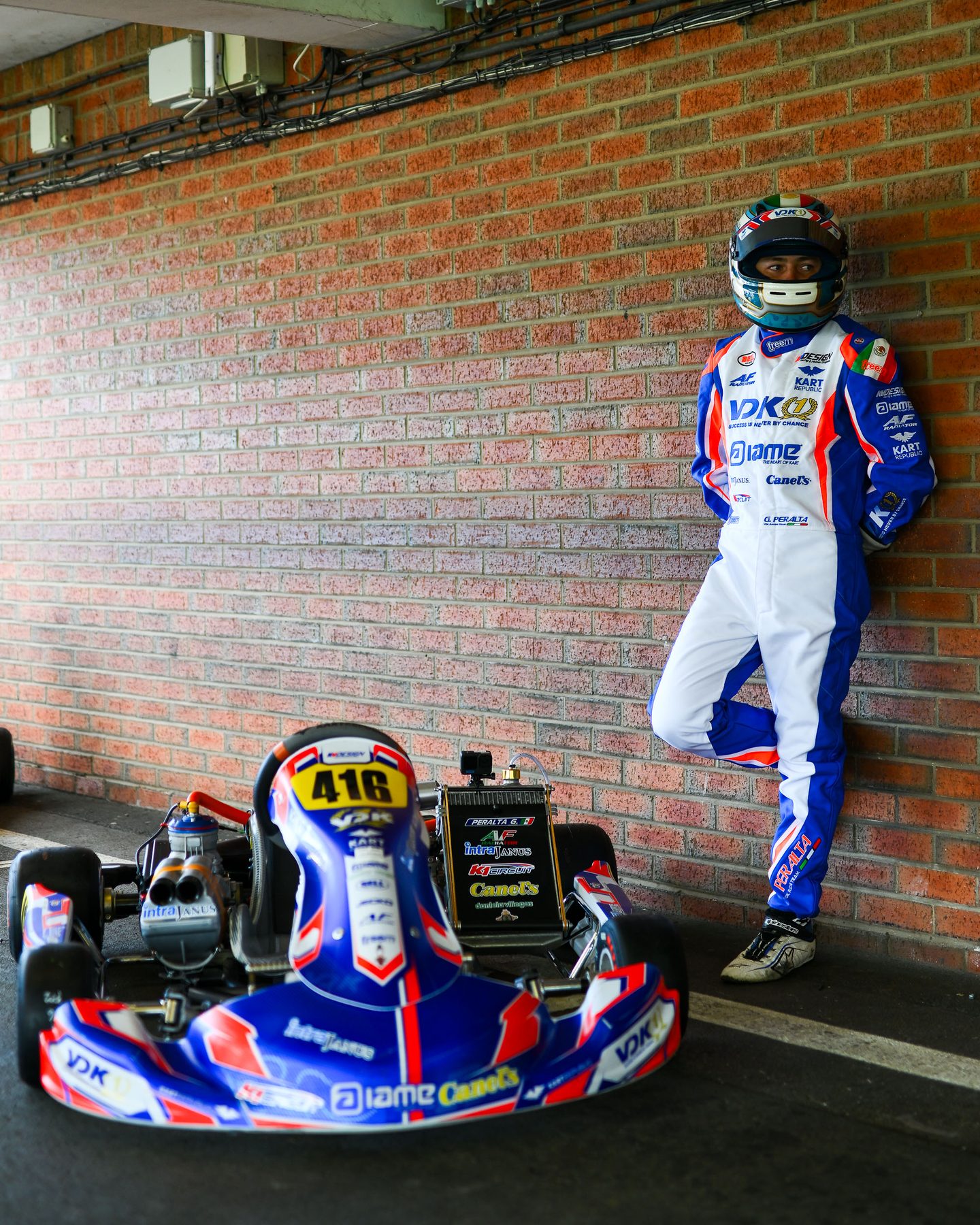 Gerardo Peralta con su kart en Inglaterra